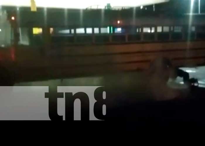 Bus casi toma fuego en la ciudad de Juigalpa (Video)