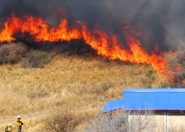 Evacuan familias por incendios que se expanden en Argentina
