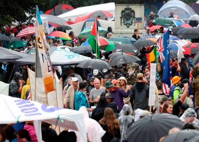 Nueva Zelanda ahuyenta a manifestantes antivacunas con 