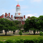 Demandan a Harvard por profesor que acosó y abuso sexual a estudiantes