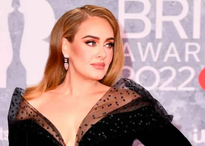Adele desata rumores de compromiso al lucir un espectacular anillo