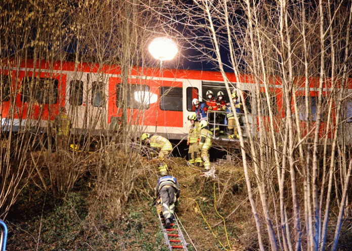 Choque de trenes en Alemania deja un muerto y al menos 10 heridos