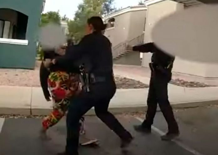 Polémica: Exhiben a policía de Arizona golpeó a una joven en la cara
