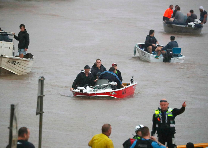Más de 16 mil evacuados y ocho muertos por inundaciones