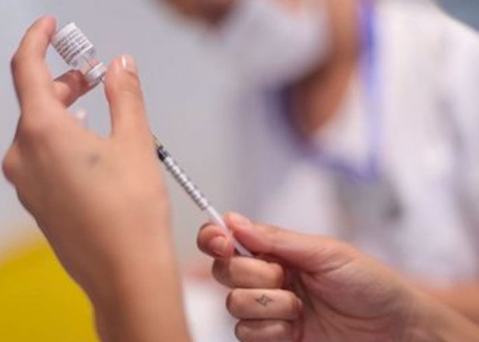 Video viral: ¡Un hombre es amarrado para recibir la vacuna en Brasil!