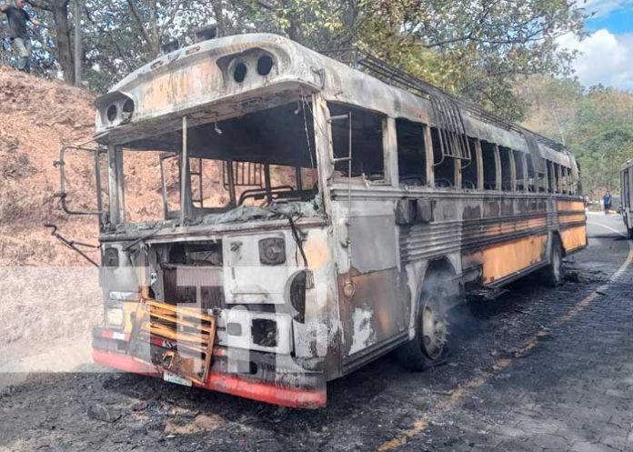 Bus calcinado tras incidente en Nueva Segovia