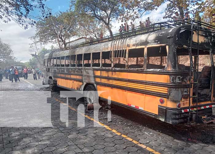  Bus calcinado tras incidente en Nueva Segovia 