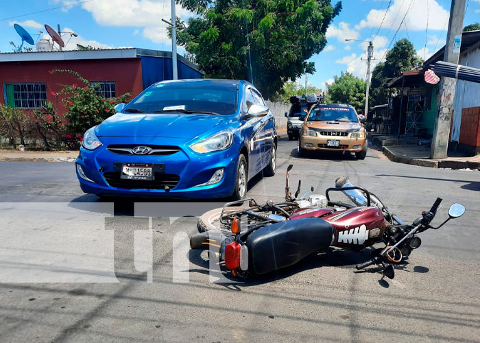 Taxista irrespeta señal de tránsito y provoca accidente en Managua