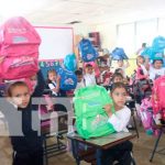 Entrega de paquetes escolares para niñez en el Caribe Norte