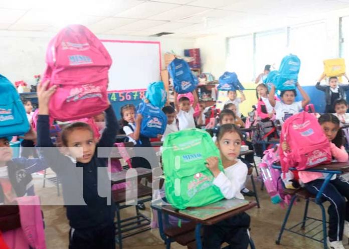 Entrega de paquetes escolares para niñez en el Caribe Norte