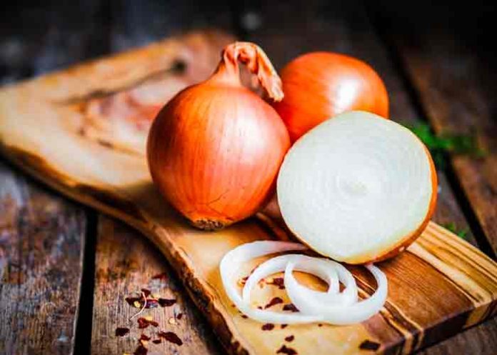 Científicos descubren potente antioxidante en la piel de la cebolla