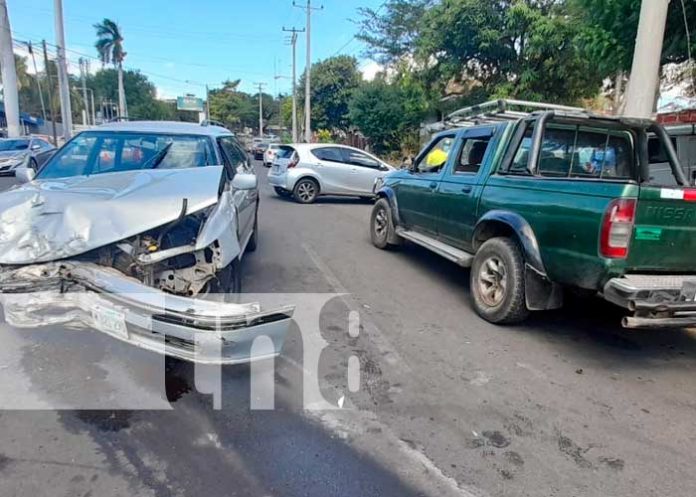 Choque frontal de dos vehículos en Bolonia, Managua