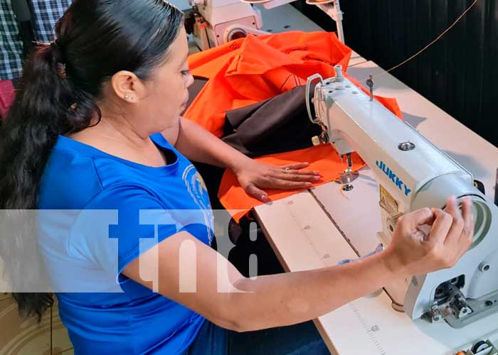 Protagonista de educación técnica en Nicaragua con su negocio de confección