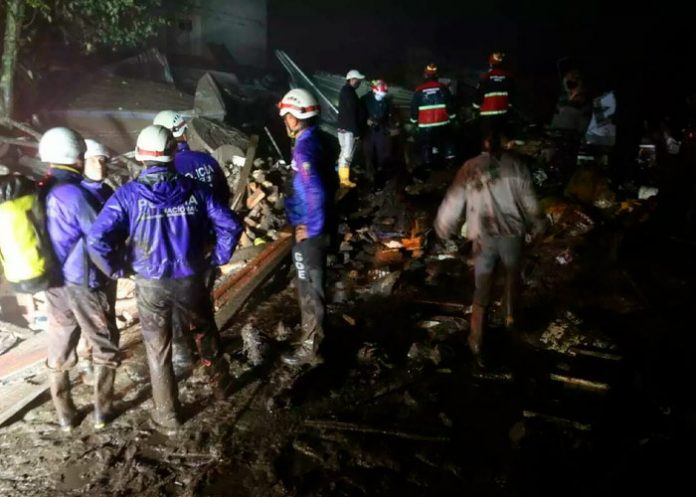 Suben a 14 muertos y 32 heridos por deslizamiento de tierra en Ecuador