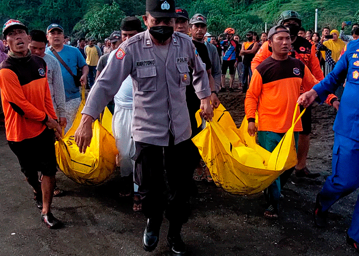 Al menos 11 personas mueren ahogadas en mortal ritual en Indonesia