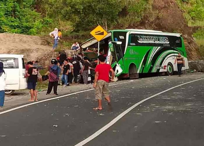 Indonesia: Accidente de autobús deja al menos 13 muertos