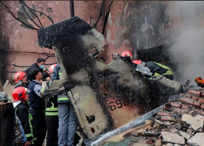 Al menos tres muertos tras estrellarse avión contra una escuela en Irán