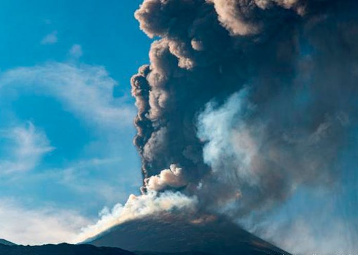 Nueva erupción del volcán Etna obligó a cerrar el aeropuerto de Catania