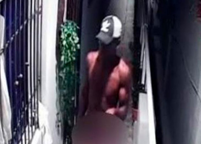 ¡Como Dios lo trajo al mundo! Hombre roba y viola en R. Dominicana