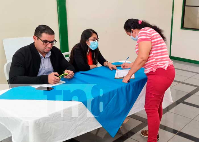 Entrega de desembolso por parte del MEFCCA para protagonistas en Managua