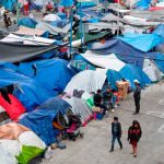 Migrantes son desalojados de campamento en México