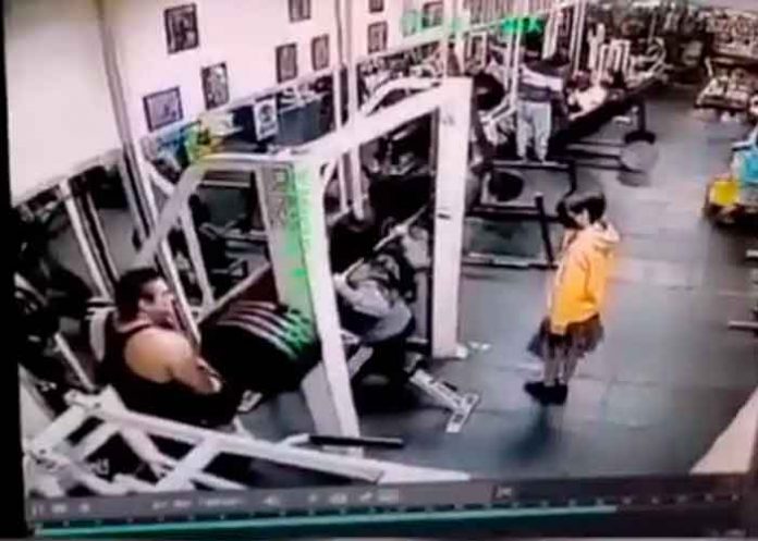 ¡La belleza cuesta! muere aplastada por una pesa en el gimnasio (VIDEO)