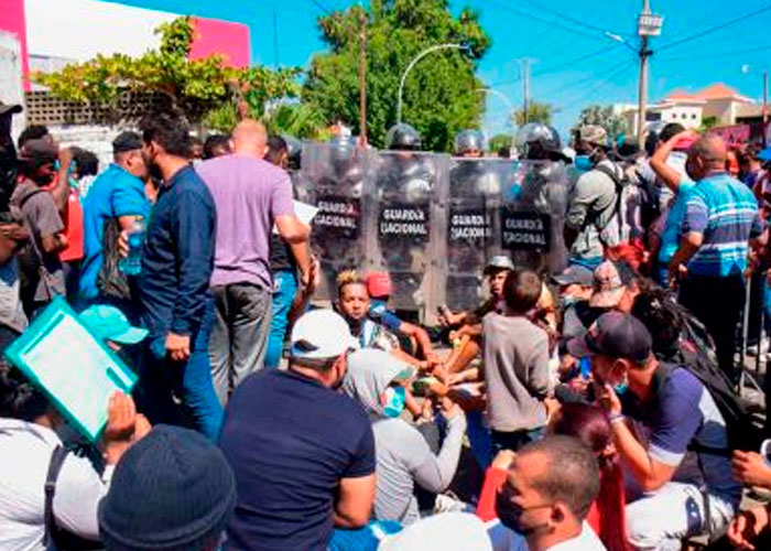 Migrantes de África y Haití exigen agilizar sus trámites al sur de México