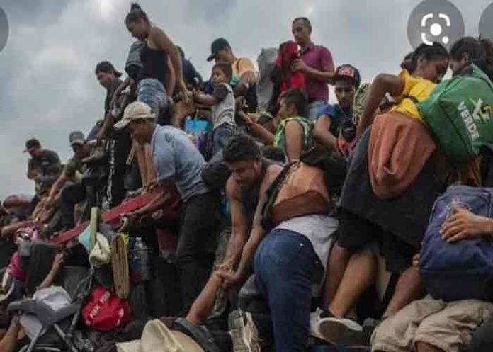 374 migrantes son hallados en un tráiler en el sur de México