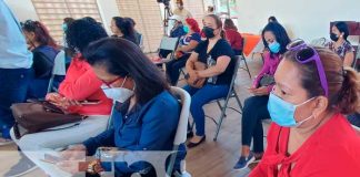 Reunión de mujeres y líderes comunales en Managua