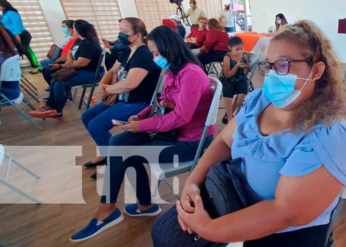 Reunión de mujeres y líderes comunales en Managua