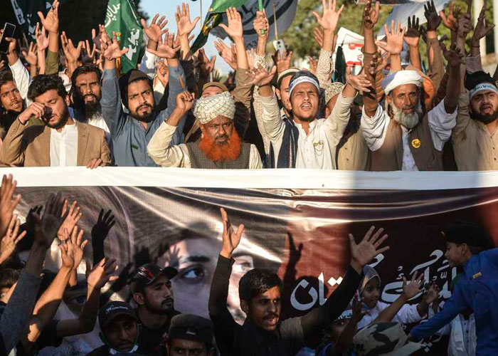 Turba mata a pedradas a hombre por quemar páginas del Corán en Pakistán