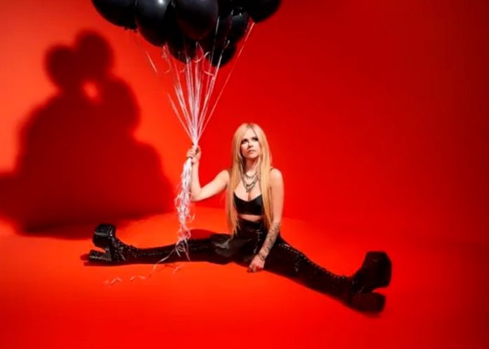 Avril Lavigne regresa al pop punk con su álbum 'Love Sux'