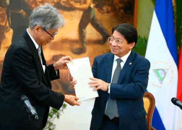 Embajador de Japón presenta copias de estilo a canciller de Nicaragua
