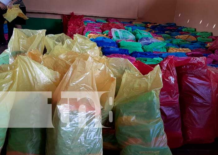 Foto: Paquetes y maletines escolares para colegios en Matiguás / TN8