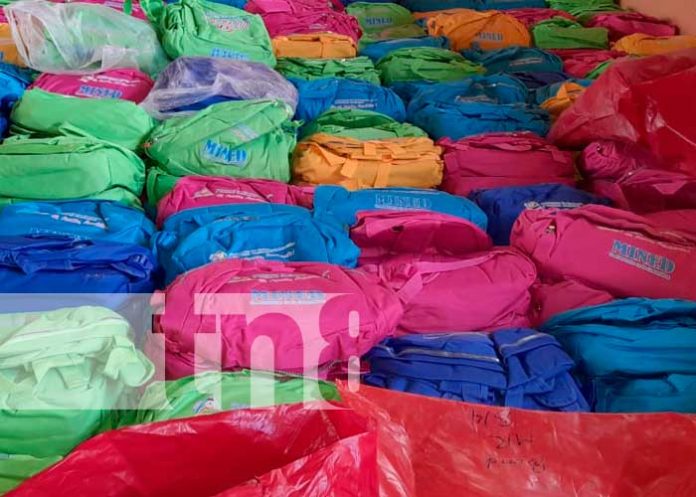 Foto: Paquetes y maletines escolares para colegios en Matiguás / TN8