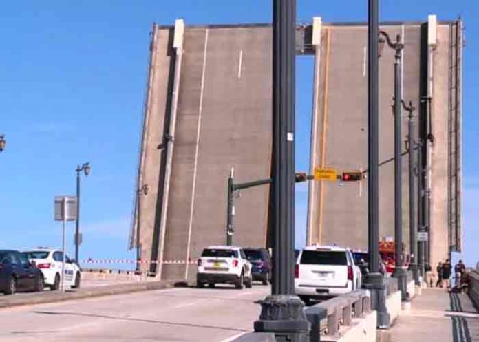 Mujer muere al caer de un puente que se levantó sin aviso en Florida