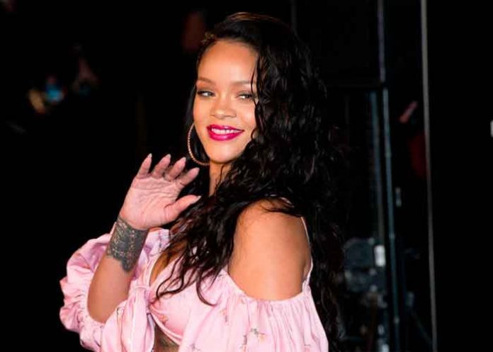 Rihanna presume por primera vez su embarazo en redes