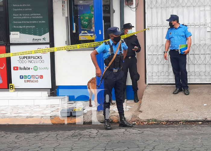 Delincuente armando roba tienda de conveniencia en Managua