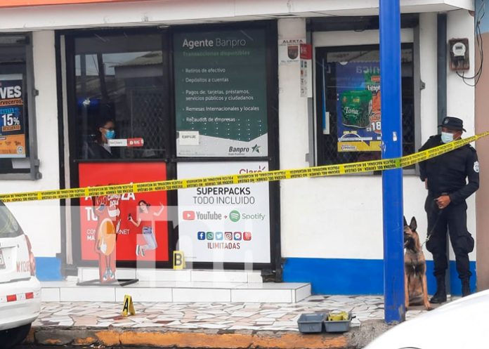 Delincuente con pistola en mano roba tienda de conveniencia en Managua
