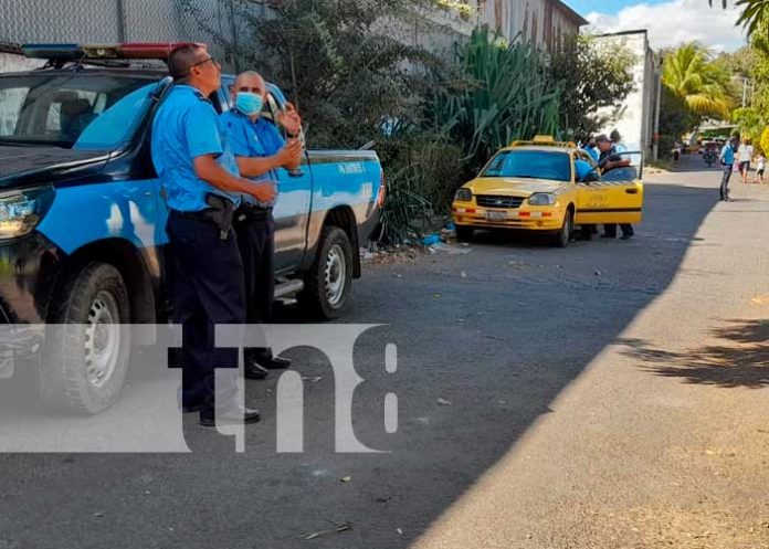 Investigan taxi que fue abandonado en Managua