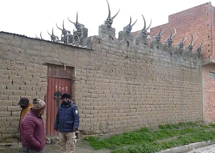 Adoración a Satanás: Imponente casa en Bolivia causa temor y atracción