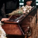 Sin dinero para el funeral, pasó 30 horas con el cuerpo de su mujer
