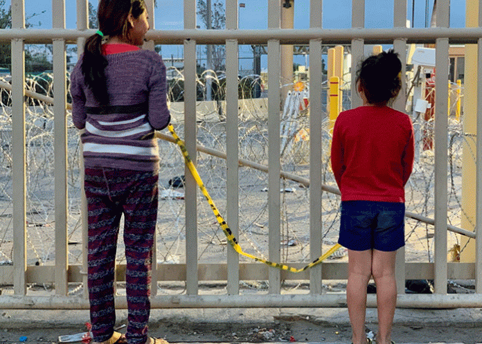 Rescatan a dos niñas abandonadas cerca del muro fronterizo en Texas