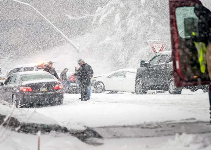 ¡Caos total! Choque masivo por tormenta de nieve en Illinois (Video)