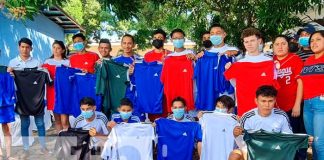Entrega de uniformes para consejos de deportes en Nicaragua