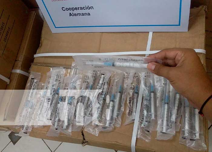 Entrega de jeringas para vacunación por parte de Alemania a Nicaragua