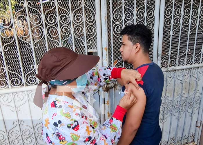 Vacunación para pobladores del barrio El Edén, en Managua