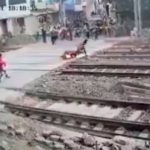 ¡De película! Motociclista se salvó de la muerte tras ser embestido por tren