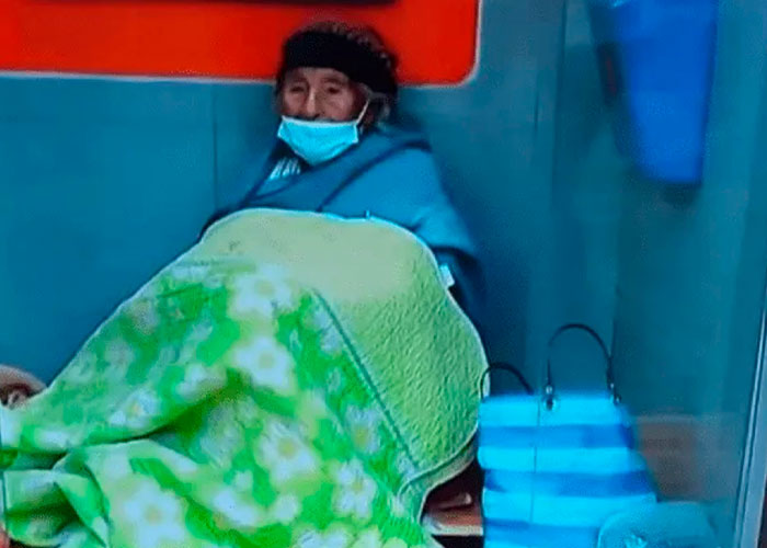 ¡Emotiva historia! Abuela duerme en un cajero esperando a su hijo