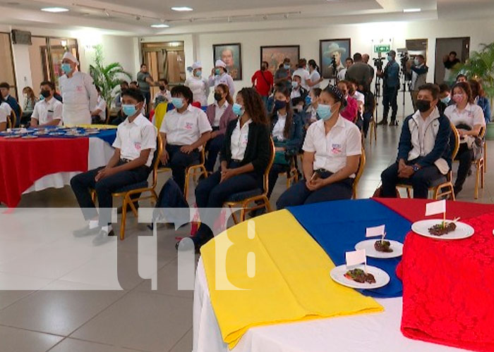 Estudiantes de la escuela de hotelería en Nicaragua conmemoran a Hugo Chávez